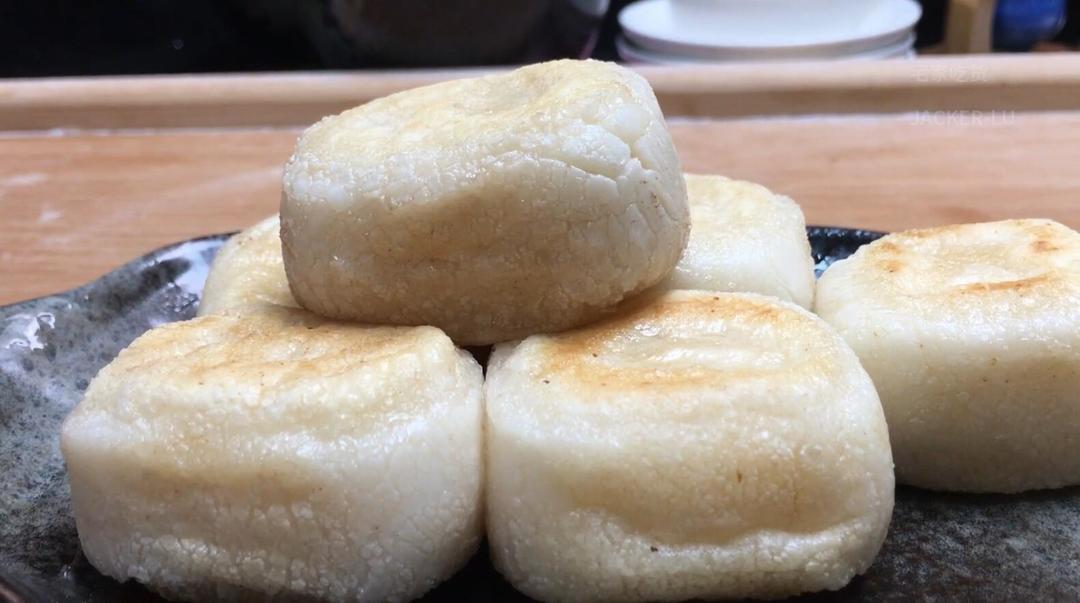 芝士爆浆年糕，制作简单，一个不粘锅就搞定，软糯糯的超好吃。