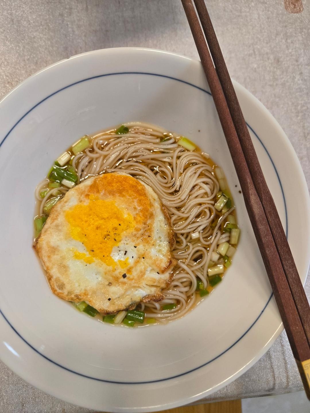 奶奶家的葱花鸡蛋面🍜可早餐可宵夜，香喷喷的童年回忆，最朴实的味道
