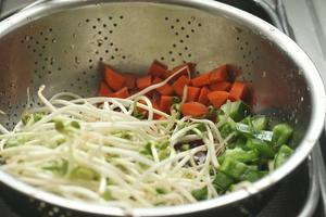 杂蔬炒馒头的做法 步骤2