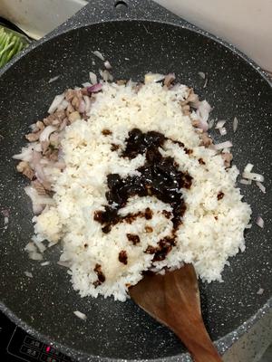 快手菜～黑胡椒牛肉炒饭的做法 步骤6