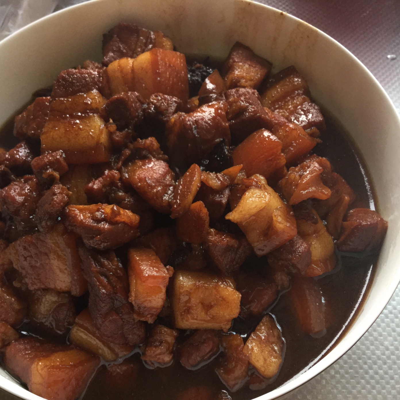 吃着碗里望着锅里的红烧肉