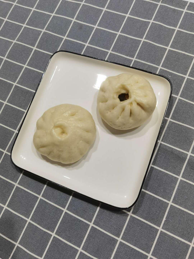 松软的素馅包子