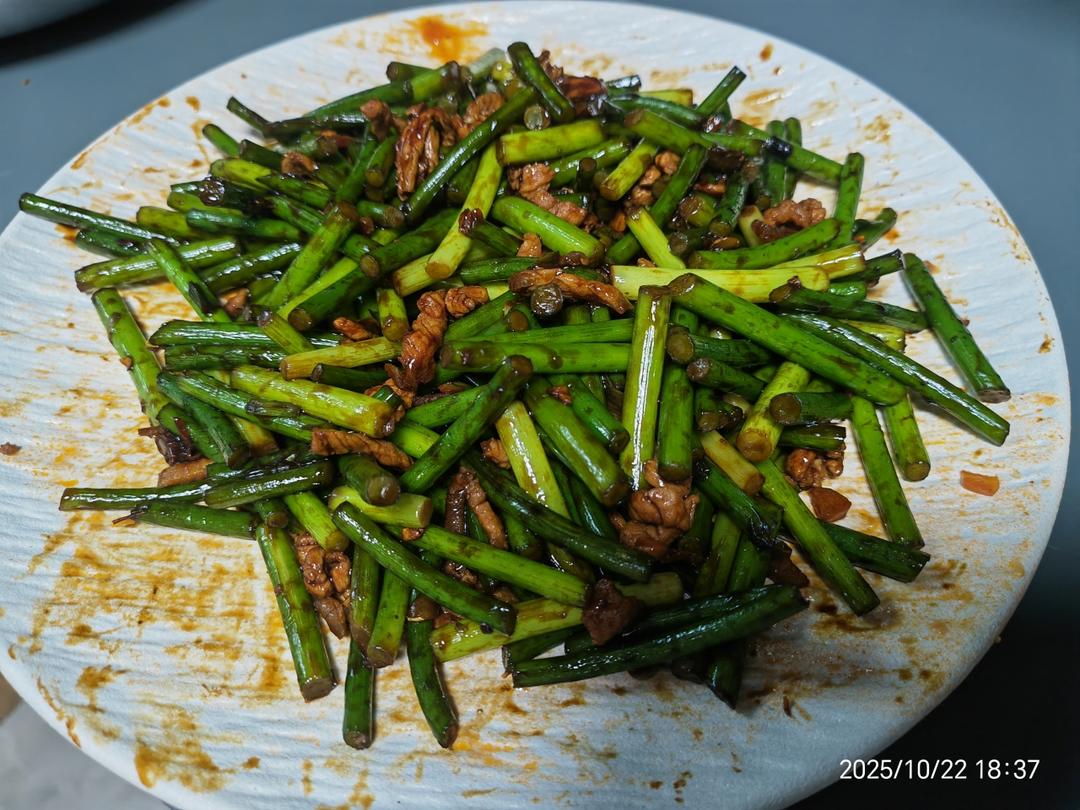 蒜苔炒肉末，三碗米饭都不够吃
