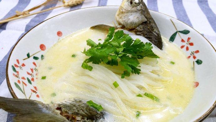 清炖鲫鱼汤-肉美汤鲜