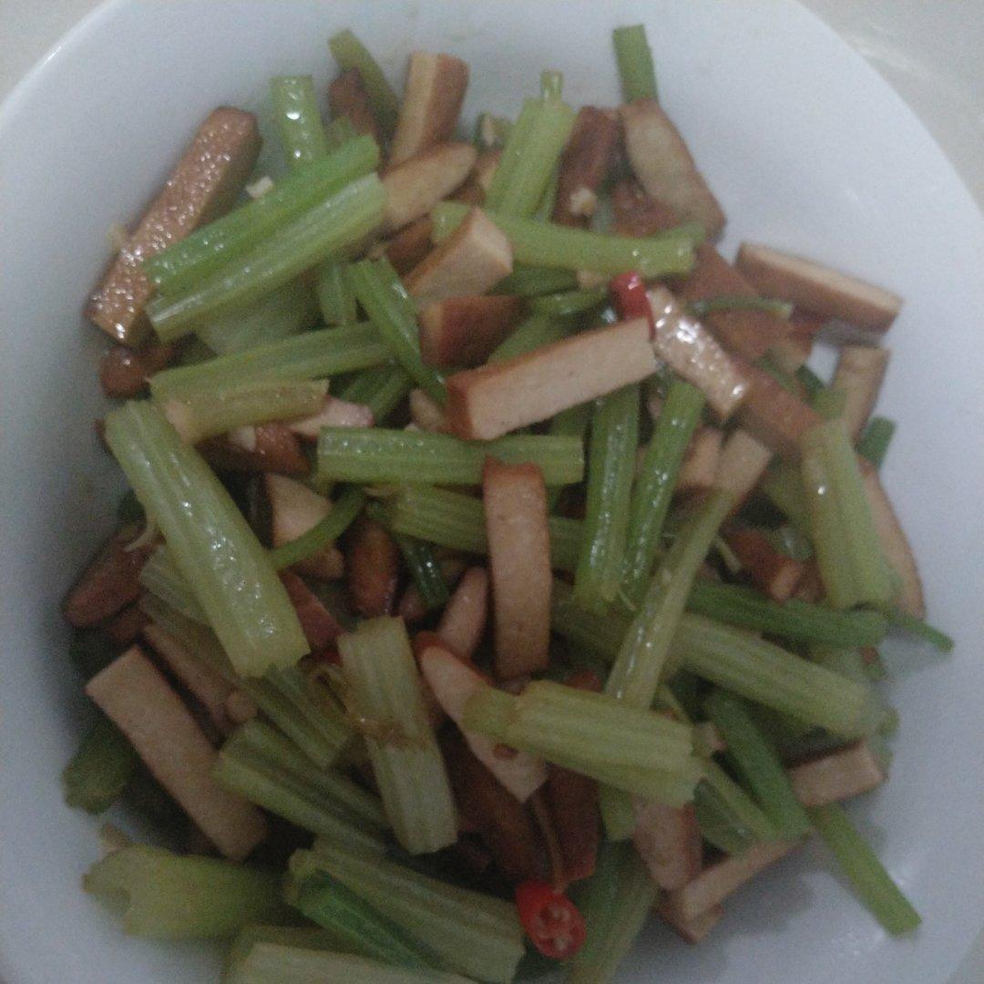 午餐晚餐简单快手下饭菜芹菜炒香干