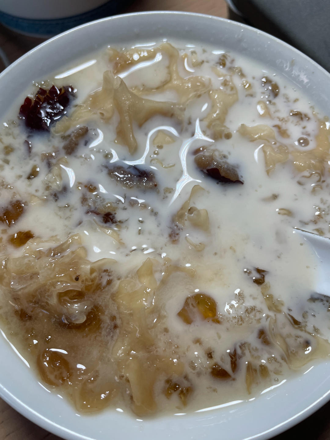 《桃胶皂角米雪燕银耳牛奶羹》据说一碗等于敷30片面膜的功效