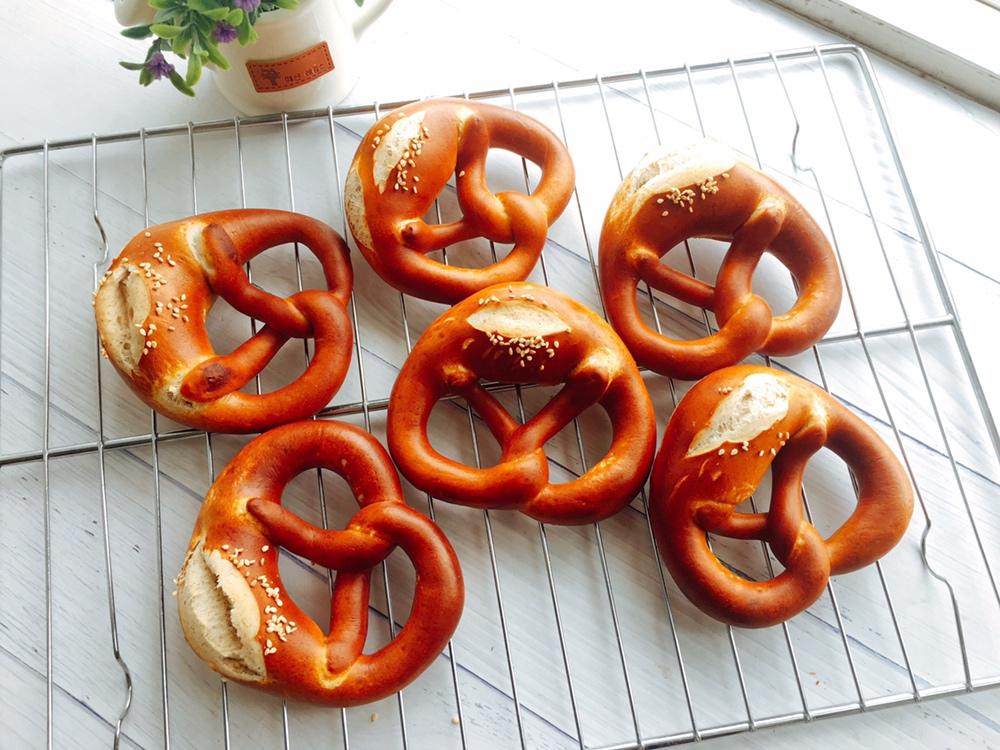 黑麦普雷结碱水面包