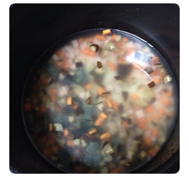 香菇胡萝卜肉肠粥（宝宝食谱）的做法 步骤2