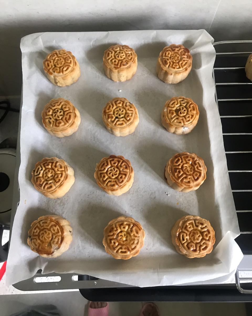 广式豆沙蛋黄月饼