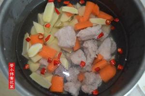 黄花菜土豆胡萝卜煲排骨汤的做法 步骤10