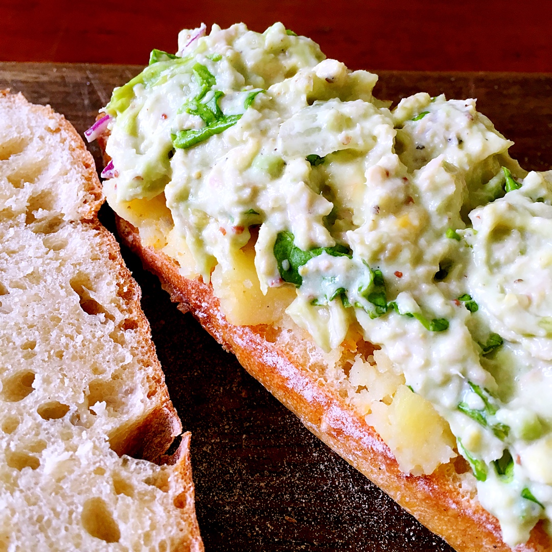 牛油果吞拿鱼三明治