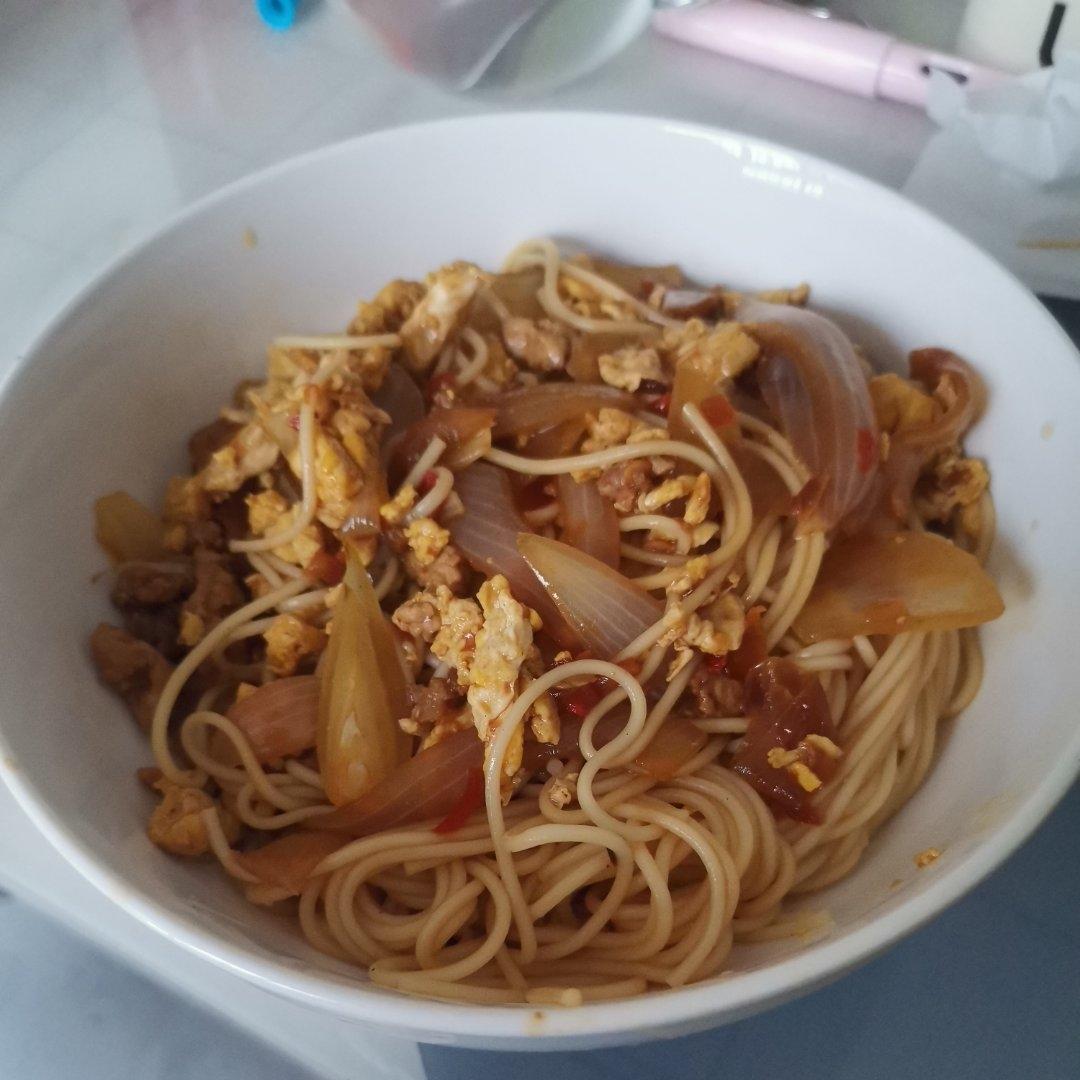 洋葱鸡蛋拌面