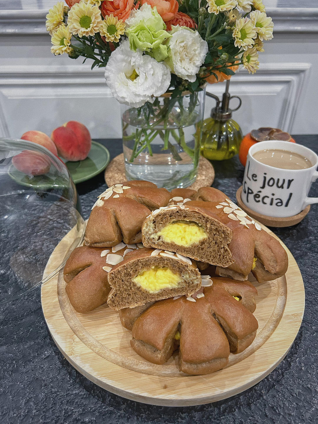 复古卡仕达夹馅面包