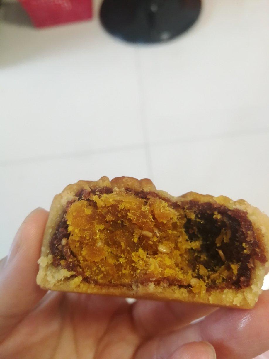 豆沙咸蛋黄肉松月饼