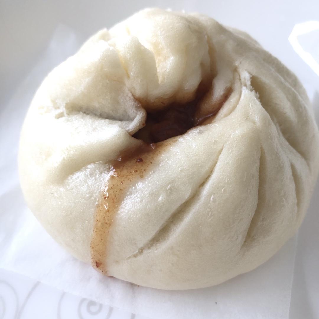 云朵般松软爆浆蜜汁叉烧包