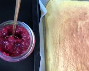红李子甜酒酿蛋糕卷（附果酱做法；详细步骤）的做法 步骤17