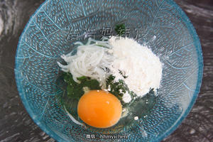 【辅食】洋葱圈菠菜银鱼蛋饼的做法 步骤4