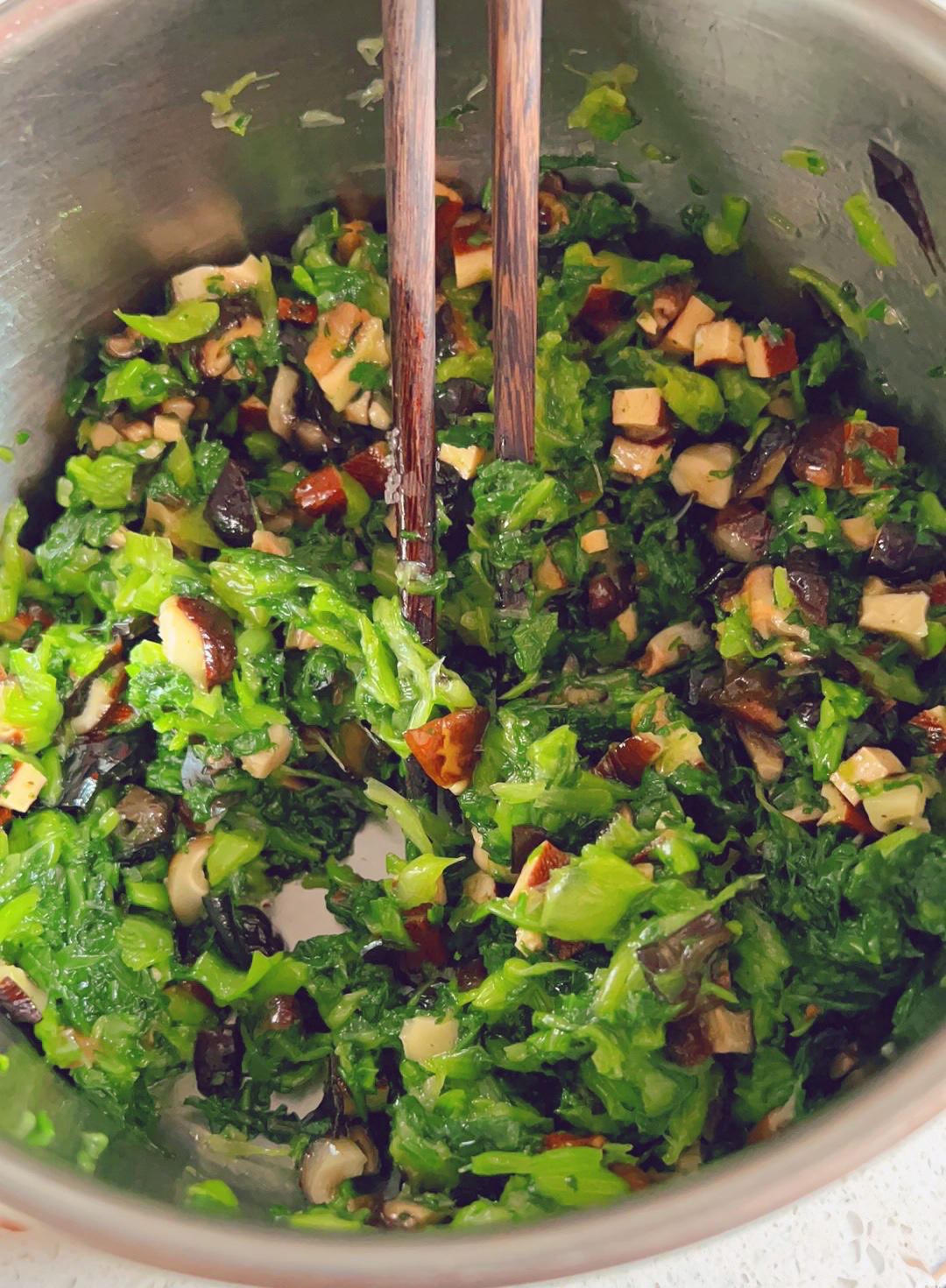 不变色的香菇青菜包