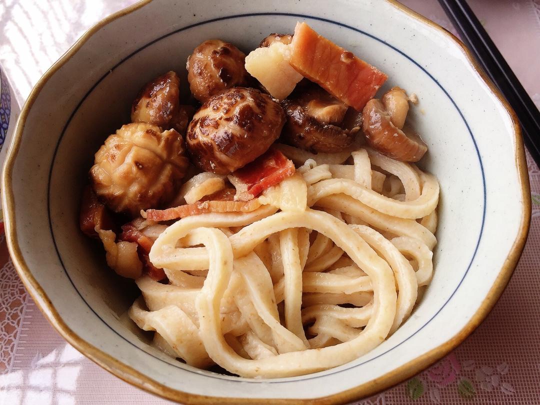 小花菇烩咸肉配手擀全麦面