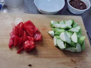 夏日开胃菜 丝瓜番茄炒猪肝的做法 步骤2