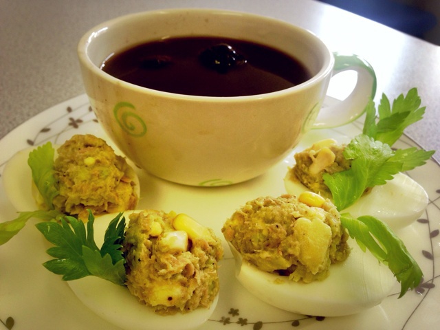 牛油果吞拿鱼鸡蛋盅