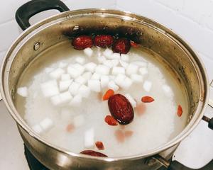 雪梨红枣枸杞糯米粥的做法 步骤2