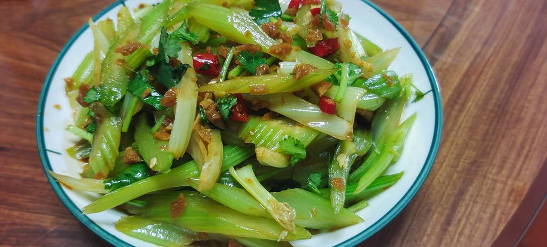 解腻凉拌西芹来咯