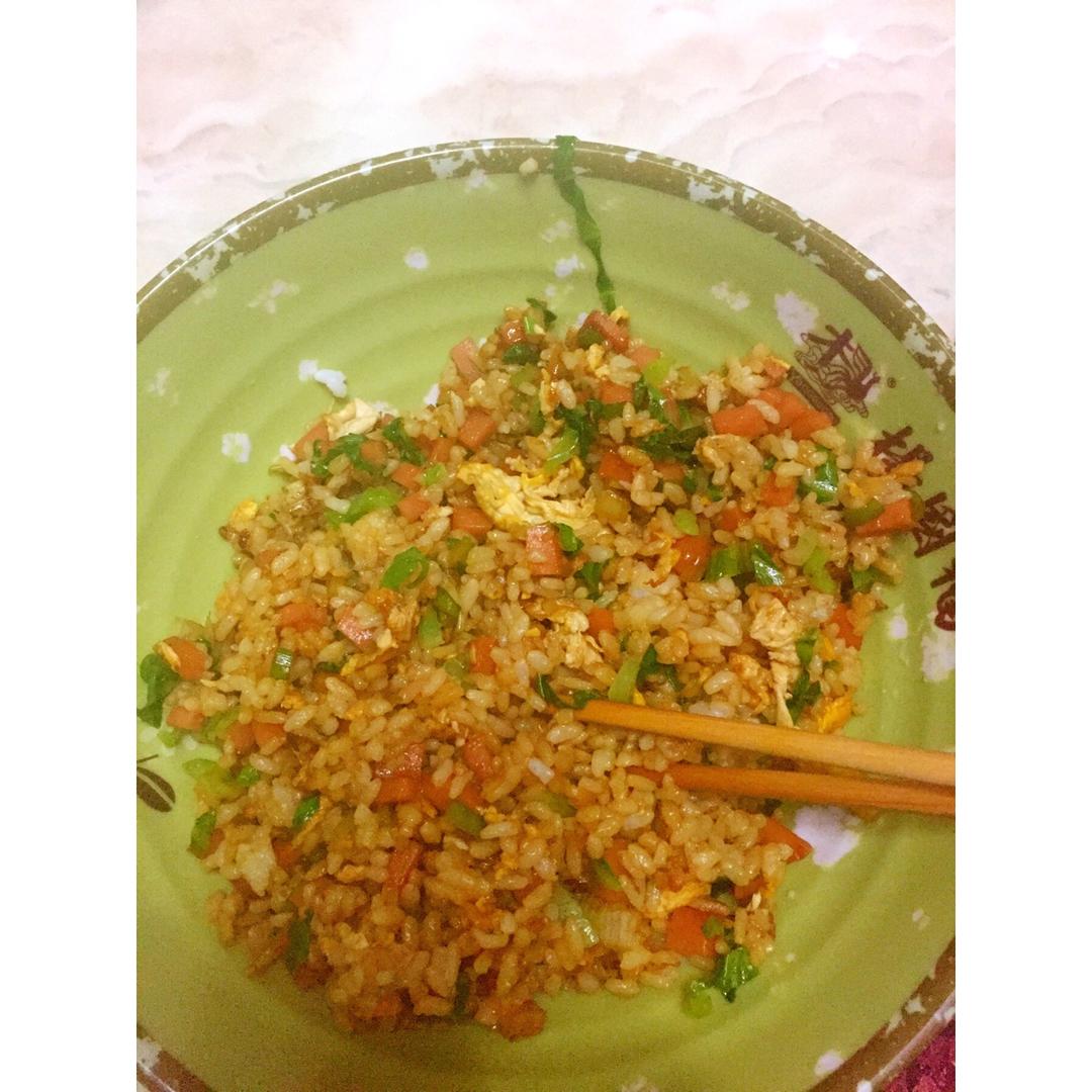 据说是 正宗酱油炒饭