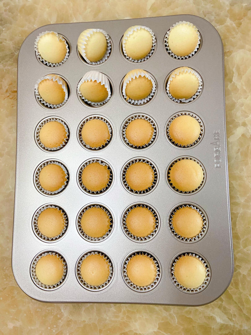 不皱不裂圆润饱满原味戚风纸杯蛋糕