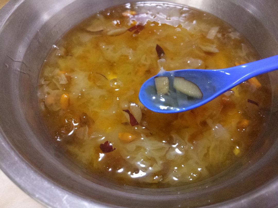桃胶银耳红枣羹