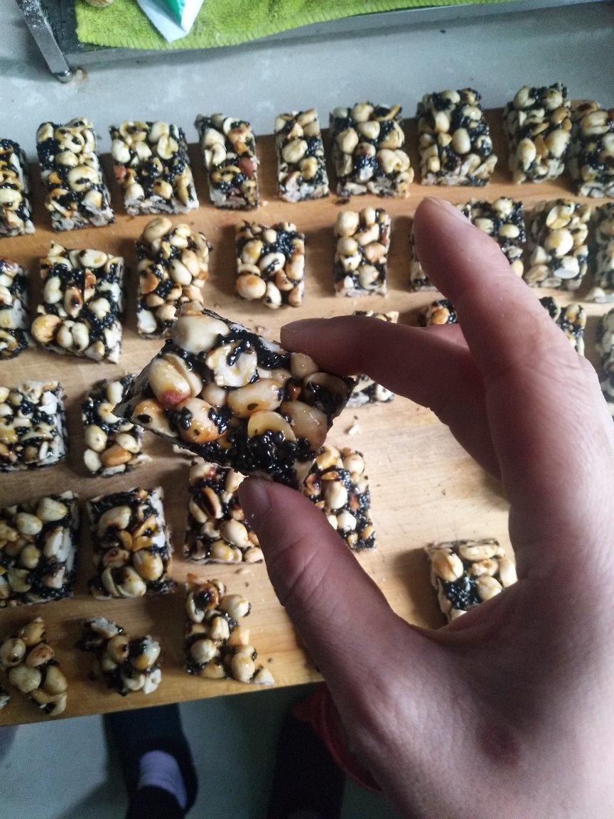 无敌好吃的芝麻花生糖