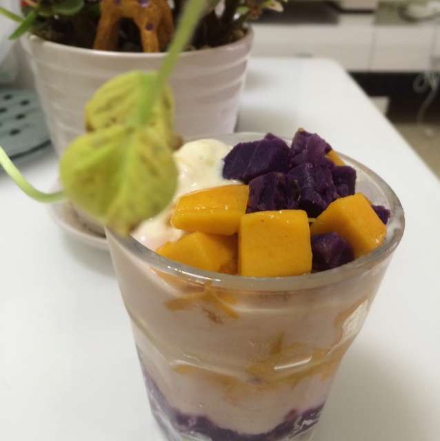 冰激凌水果酸奶杯