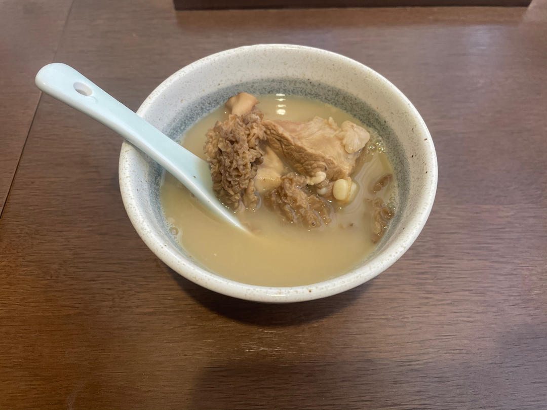 汤鲜味美的羊肚菌煲汤