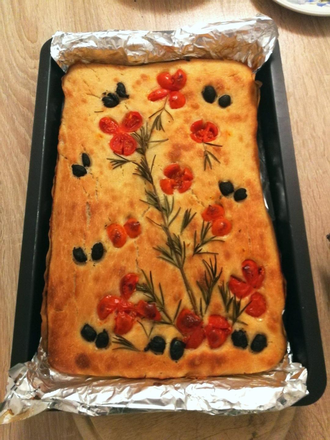 迷迭香番茄青豆佛卡夏Focaccia layered with rosemary tomatoes&peas——北鼎烤箱食谱