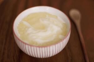 减肥必备之蜂蜜拌酸奶的做法 步骤1