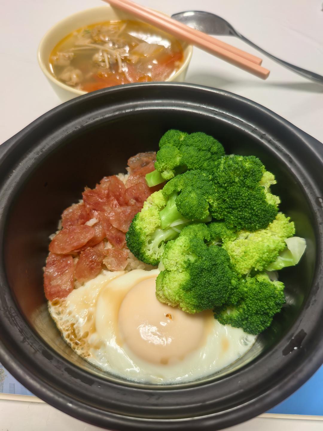 保姆级的「腊味煲仔饭2.0」加强版来了，地道老广味～