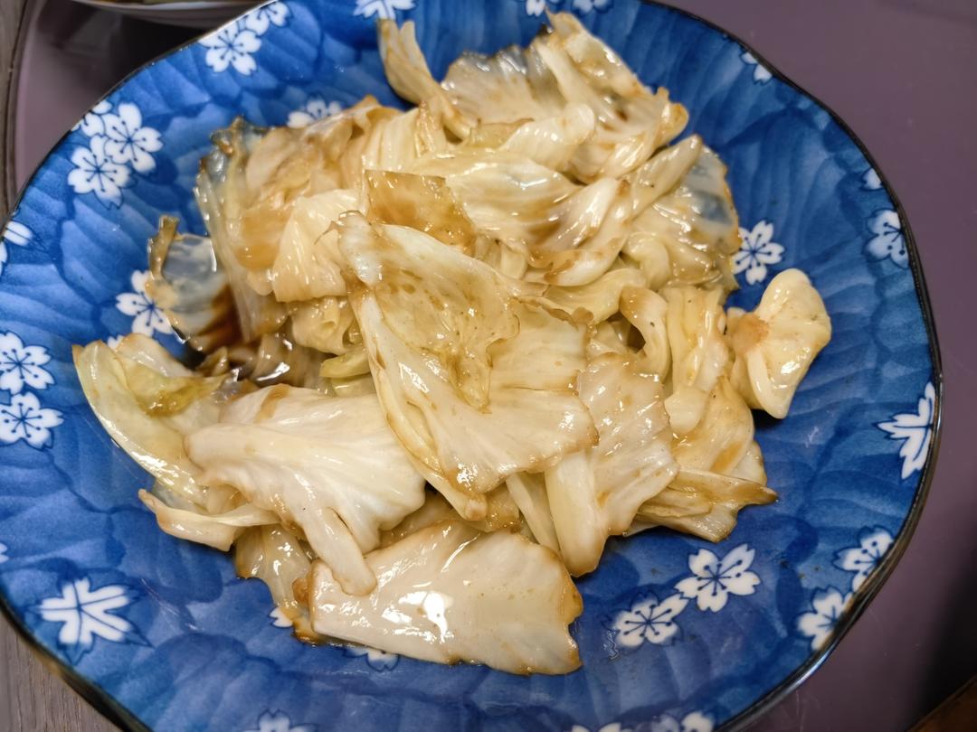 酒店大厨教你爆炒圆白菜，到底是过油过水还是干煸，技巧全在这里