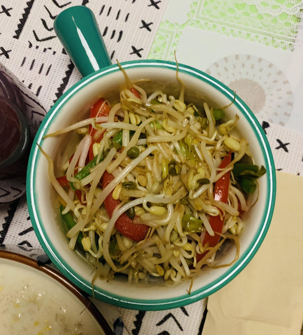 三块钱搞掂：清爽简单的青椒炒绿豆芽