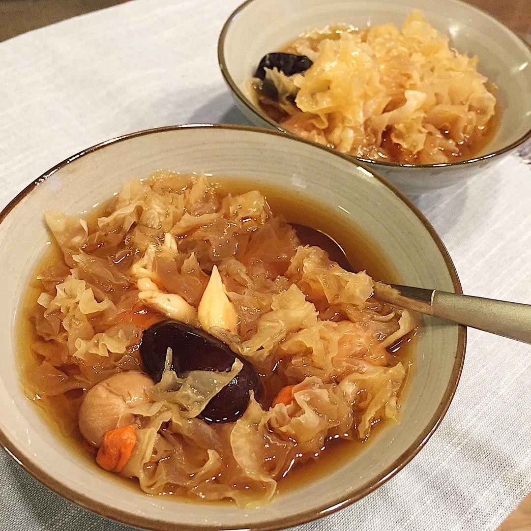 妈妈的一碗银耳羹（高压锅版蔓越莓桃胶皂角米银耳羹）