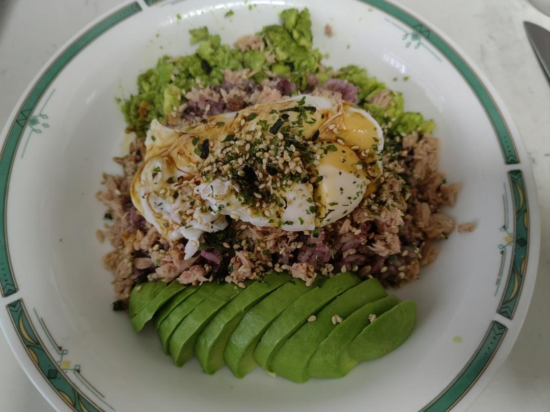 10分钟快手减脂餐 ｜ 日式牛油果金枪鱼拌饭