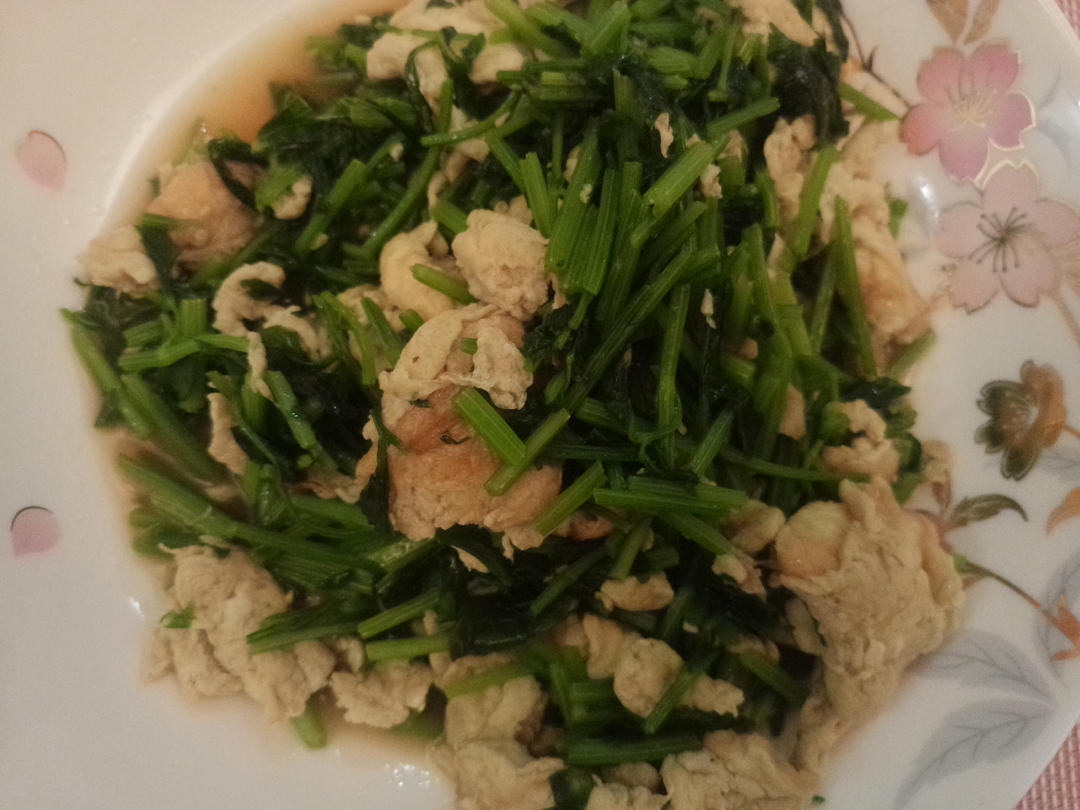 芹菜炒鸡蛋(超级简单的快手菜呀~)
