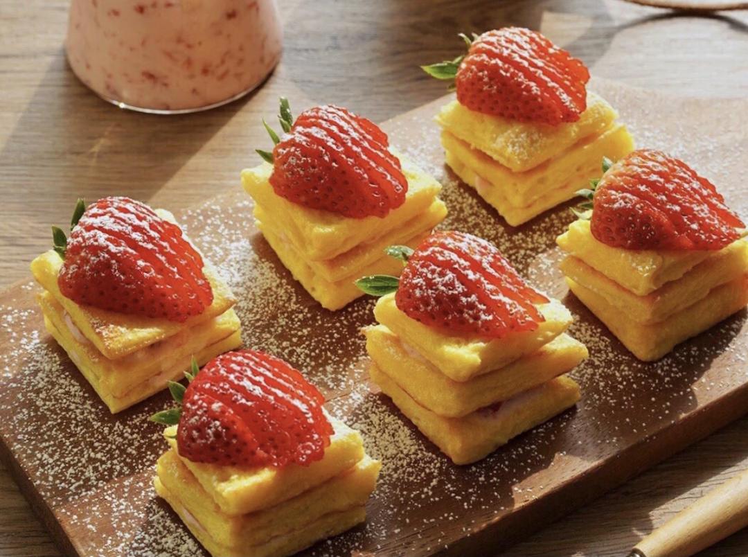 快手早餐｜草莓酸奶吐司叠叠乐的做法