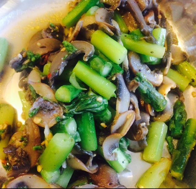 芦笋炒蘑菇