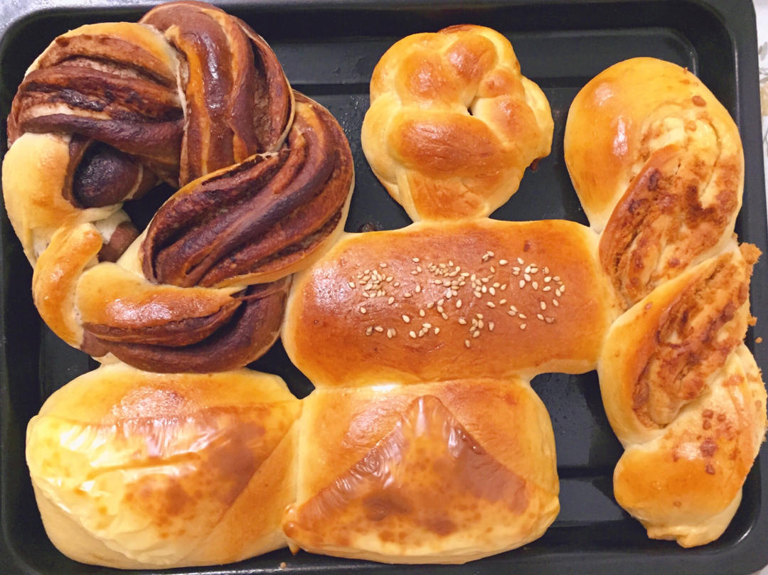 圣诞巧克力坚果麋鹿花环面包