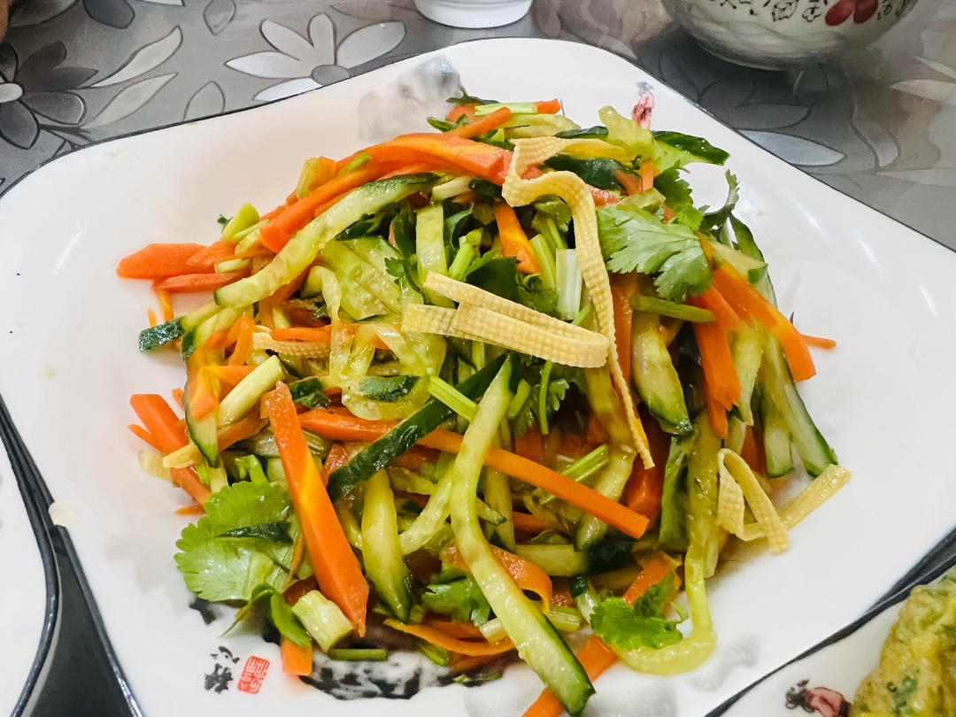 超快手的凉拌千张黄瓜胡萝卜丝