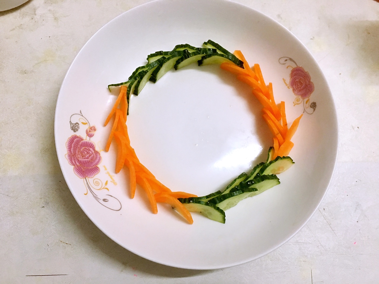 林林家的猫做的黄瓜胡萝卜版的【一条龙】盘饰