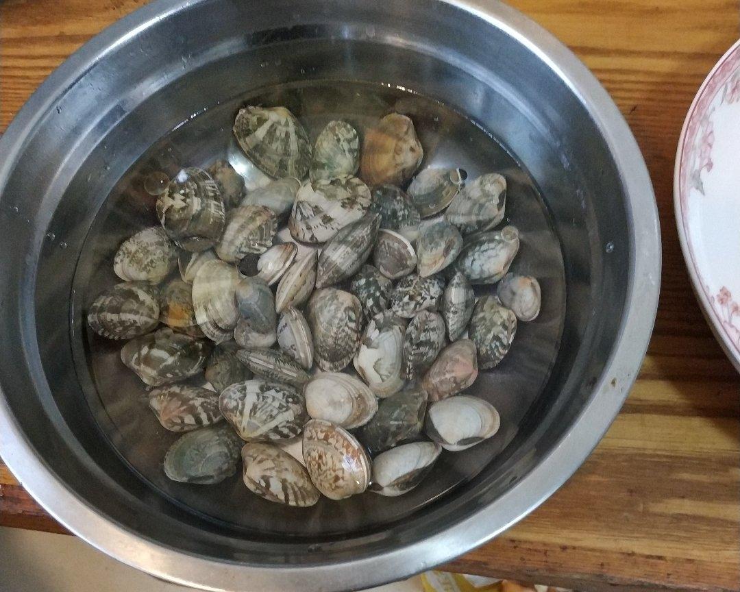 蛤蜊吐沙的做法