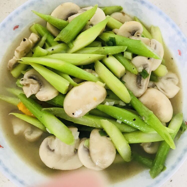 芦笋炒蘑菇