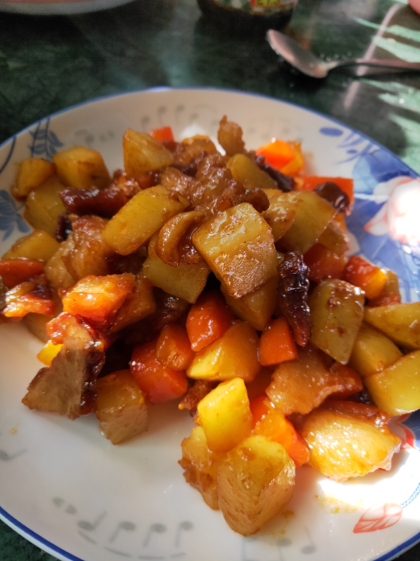 胡萝卜土豆焖猪肉的做法