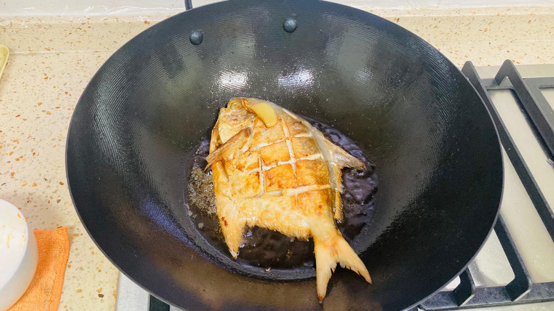 完美版干煎鲳鱼，皮不破、肉不碎、外香里嫩。